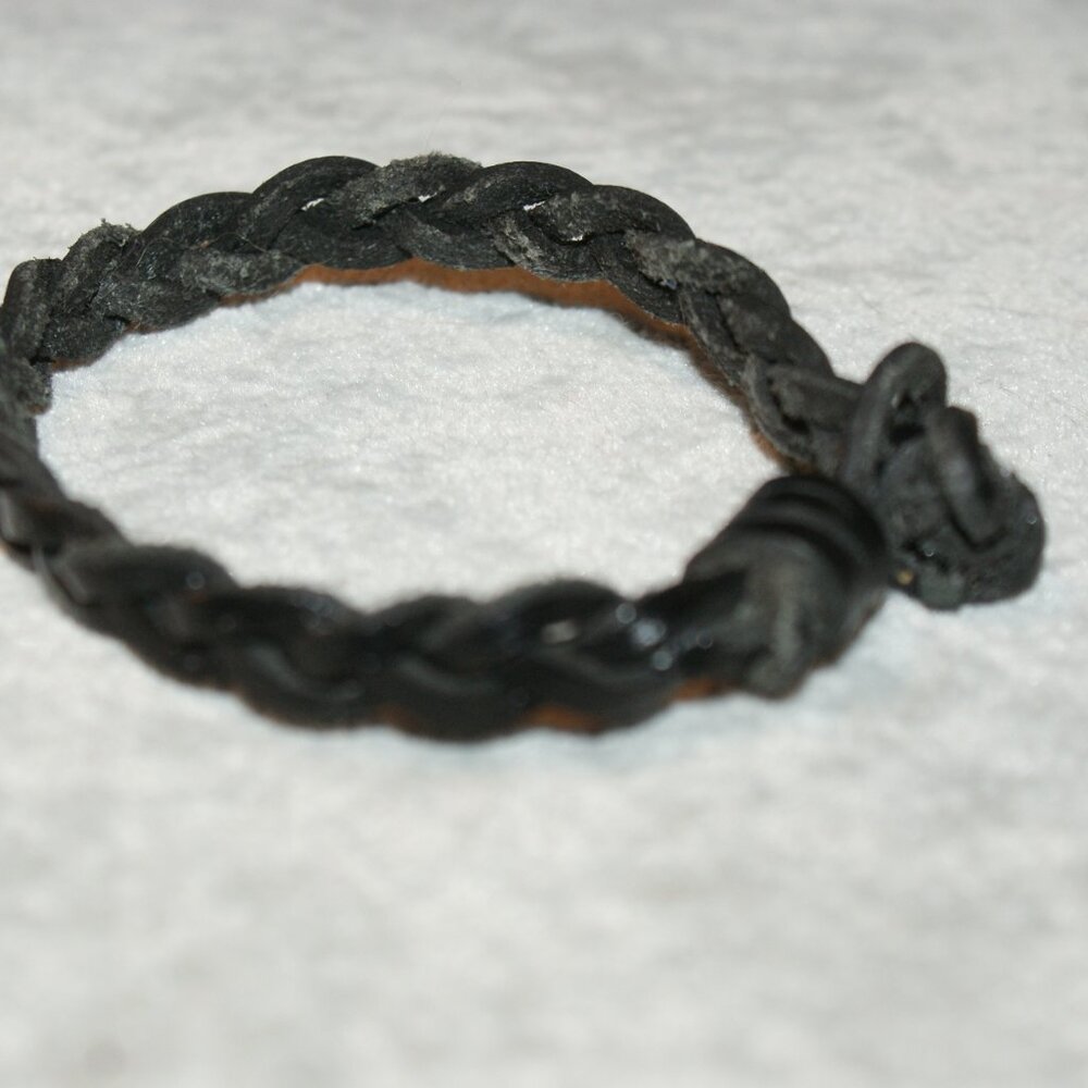 Unisex braided black leather bracelet BU-8-003